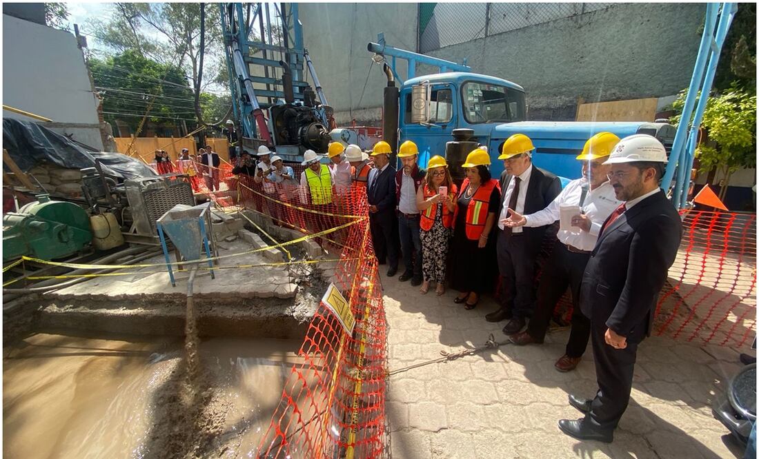 Las obras de reposición de dicho pozo, localizado sobre avenida Miguel Ángel de Quevedo, iniciaron en mayo pasado y se prevé concluir su construcción y equipamiento en septiembre de este año, indicó el titular de Sacmex, Rafael Carmona, tras realizar una visita de supervisión de los trabajos, junto con el Jefe de Gobierno, Martí Batres. Foto: Especial