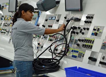 Disminuye producción industrial en abril por retrocesos en construcción y manufactura