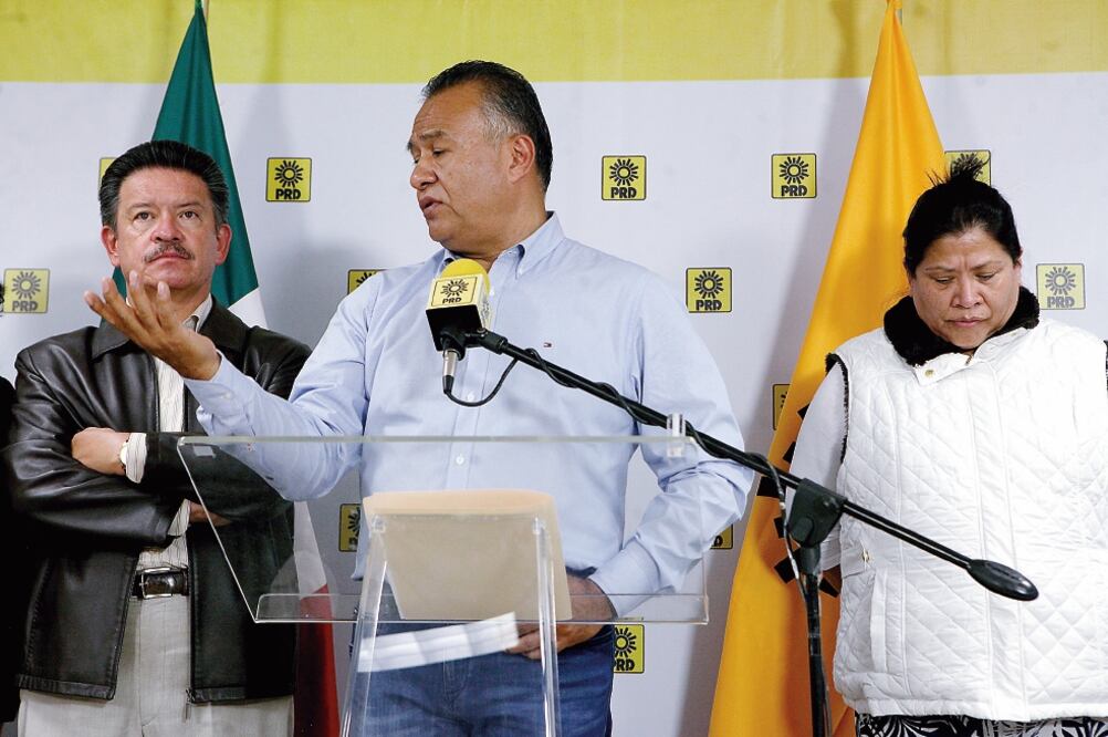 Carlos Navarrete, líder nacional del PRD, y Carlos Sotelo, cabeza de la corriente a la que pertenece Erik Ulises Ramírez, hablaron en conferencia de prensa sobre la aprehensión del edil perredista (VALENTE ROSAS. EL UNIVERSAL)