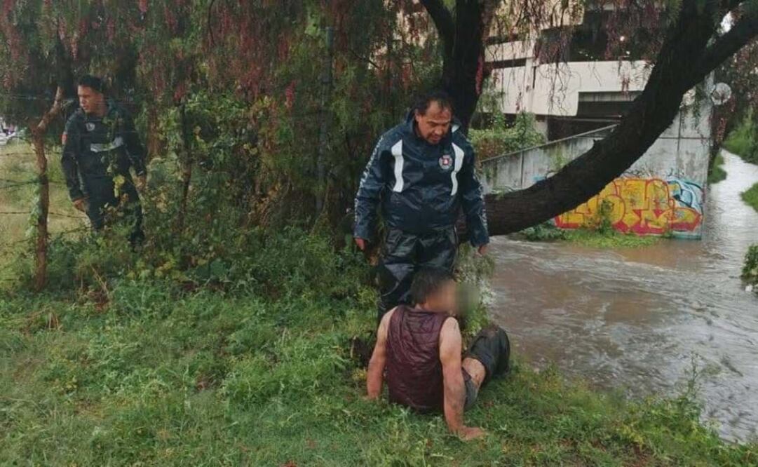 Rescatan a hombre que cayó en drenaje pluvial durante fuerte lluvia en Hidalgo (25/09/2025). Foto: Especial