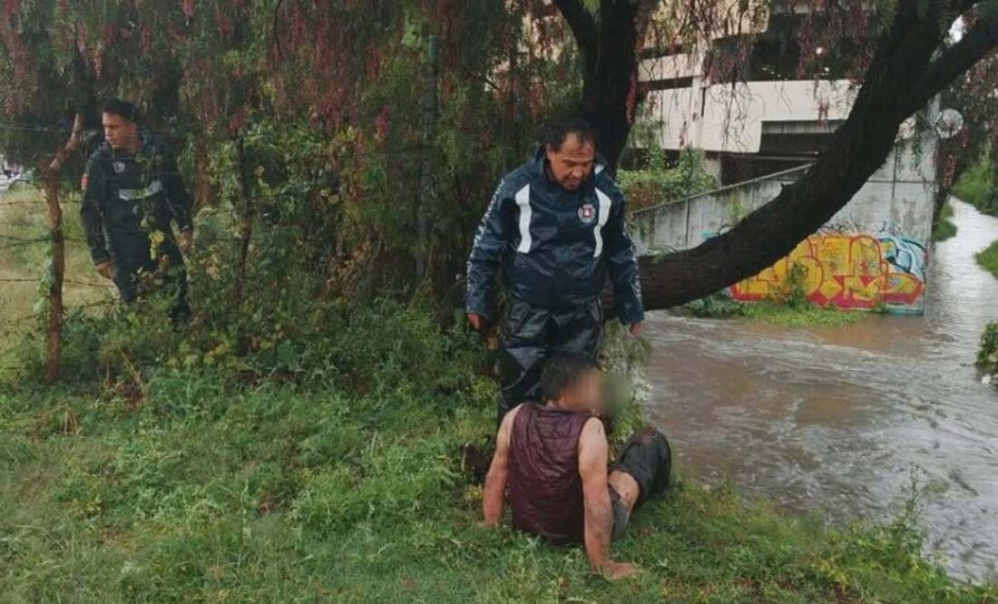 Rescatan a hombre que cayó en drenaje pluvial durante fuerte lluvia en Hidalgo (25/09/2025). Foto: Especial