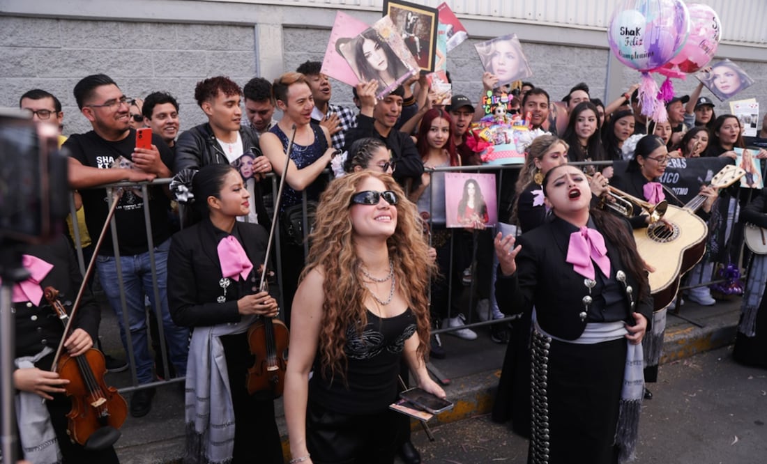 Fans de Shakira celebran su cumpleaños en México. Foto: Carlos Mejía/EL UNIVERSAL.