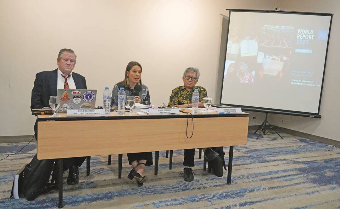 Phil Robertson, director adjunto para Asia de la ONG Human Rights Watch; la directora de la ONG en Asia, Elaine Pearson, y el investigador indonesio Andreas Harsono. Foto: Achmad Ibrahim. AP