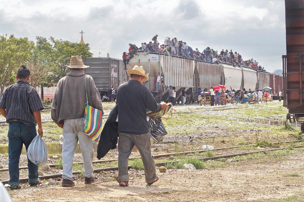 La PGR detalló que el grupo criminal se dedicaba a traficar con personas centroamericanas que buscaban llegar hasta la frontera norte de México, para después pasar a Estados Unidos (ARCHIVO EL UNIVERSAL)