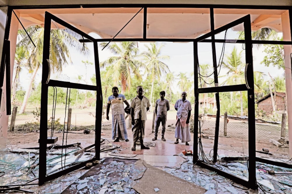 Hombres de la comunidad musulmana revisaban lo que quedó de la mezquita Abbraar Masjid, después de ser vandalizada en Kiniyama, Sri Lanka. / DINUKA LIYANAWATTE. REUTERS