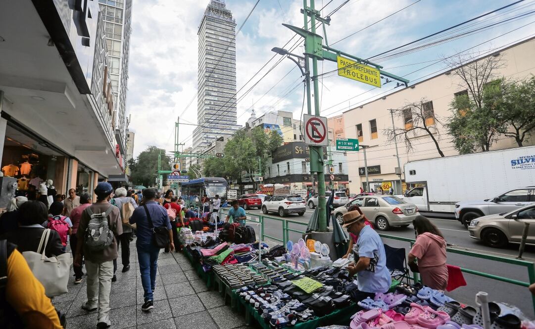 Aunque está prohibido ejercer el comercio informal sobre esta vía, los
puestos de ropa, calzado, accesorios
para celulares, purificadores de agua
y utensilios de plástico o para mascotas, entre otros, se extienden desde la
avenida Juárez hasta Arcos de Belén. Foto: Luis Camacho | El Universal