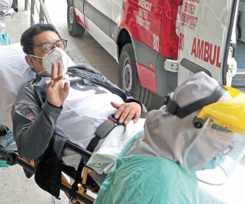 José Albino, de 43 años, se recupera en casa después de salir de estado crítico. Fue atendido en un hospital privado como parte de un convenio de colaboración con la farmacia donde trabaja. Foto: CARLOS MEJÍA. EL UNIVERSAL