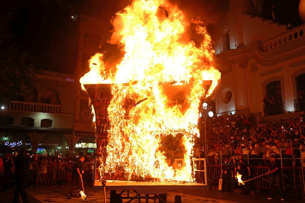 Con la quema del Mal Humor, representada por “El Muro” de Donald Trump, arrancó el tradicional Carnaval Veracruz 2017 que reúne a cerca de un millón de visitantes durante toda la festividad. Foto: Cuartoscuro.com
