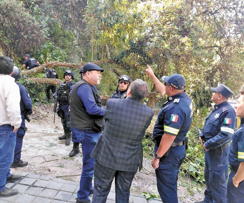 Vecinos de Tecamachalco también recibieron el apoyo del Grupo Especial de la Secretaría de Seguridad del Edomex. Foto/Especial