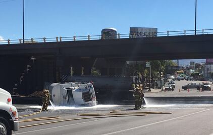 Vuelca pipa con combustible en Morelia