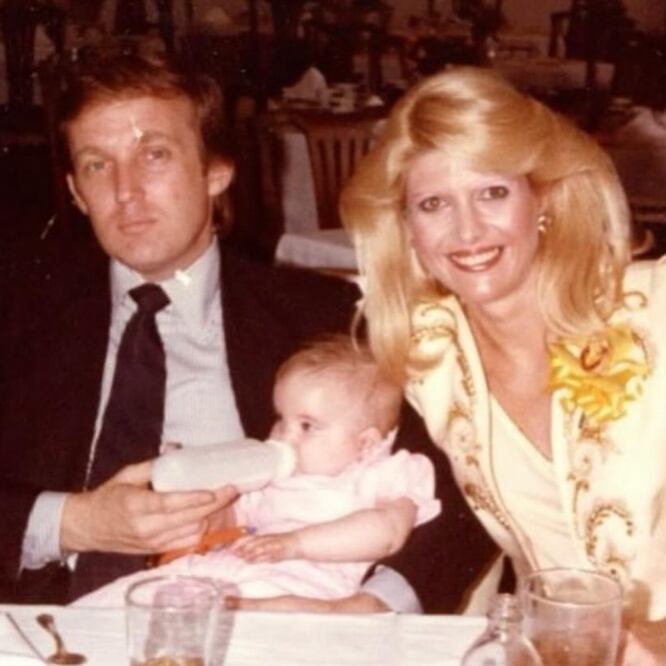 Ivanka, de bebé, en una foto con Donald Trump. FOTO: @IvankaTrump
