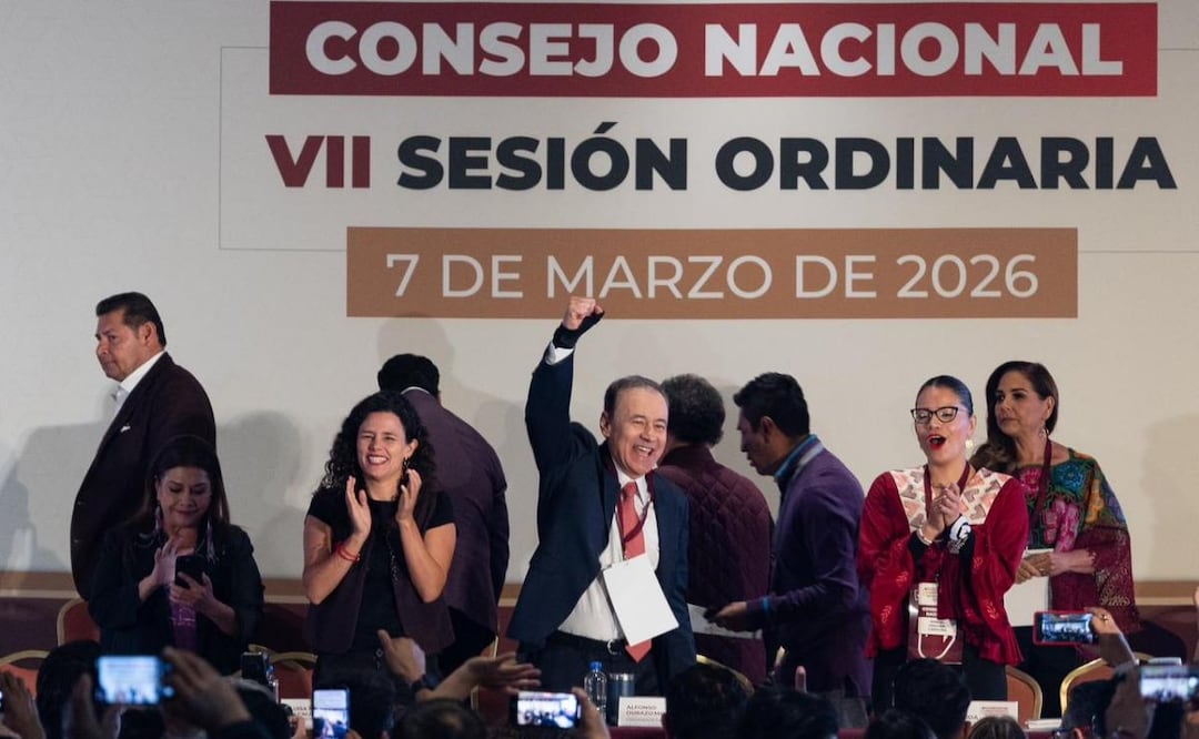 Alfonso Durazo, presidente del Consejo Nacional de Morena junto a Luisa María Alcalde durante el arranque del evento (07/03/2026). Foto: Hugo Salvador / EL UNIVERSAL