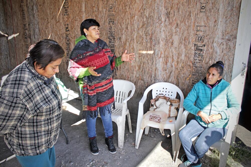 A una década de pedir el rescate de los cuerpos de los mineros, viudas y madres de las víctimas hacen guardia en un campamento improvisado afuera de la mina, cuyo acceso está bloqueado con alambre (FRANCISCO RODRÍGUEZ)