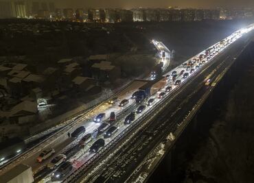 Nieve deja varados a miles de autos en China en vísperas del Año Nuevo Lunar
