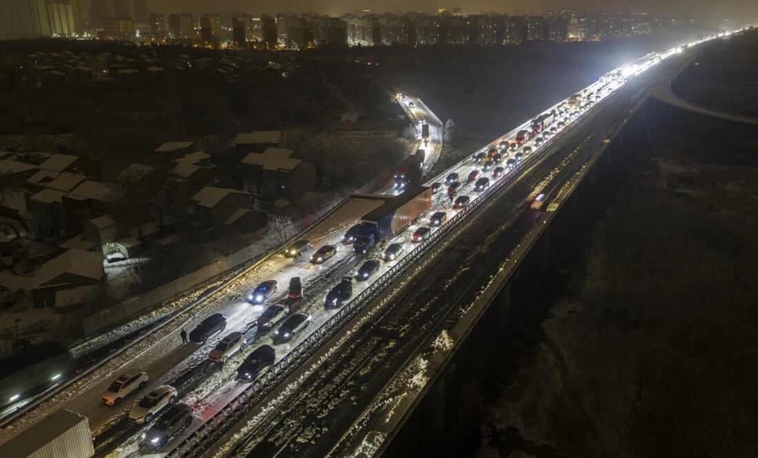 En la imagen, vehículos varados en una carretera cubierta de nieve a las afueras de Wuhan, en la provincia de Hubei, en el centro de China, el 5 de febrero de 2024. Foto: AP