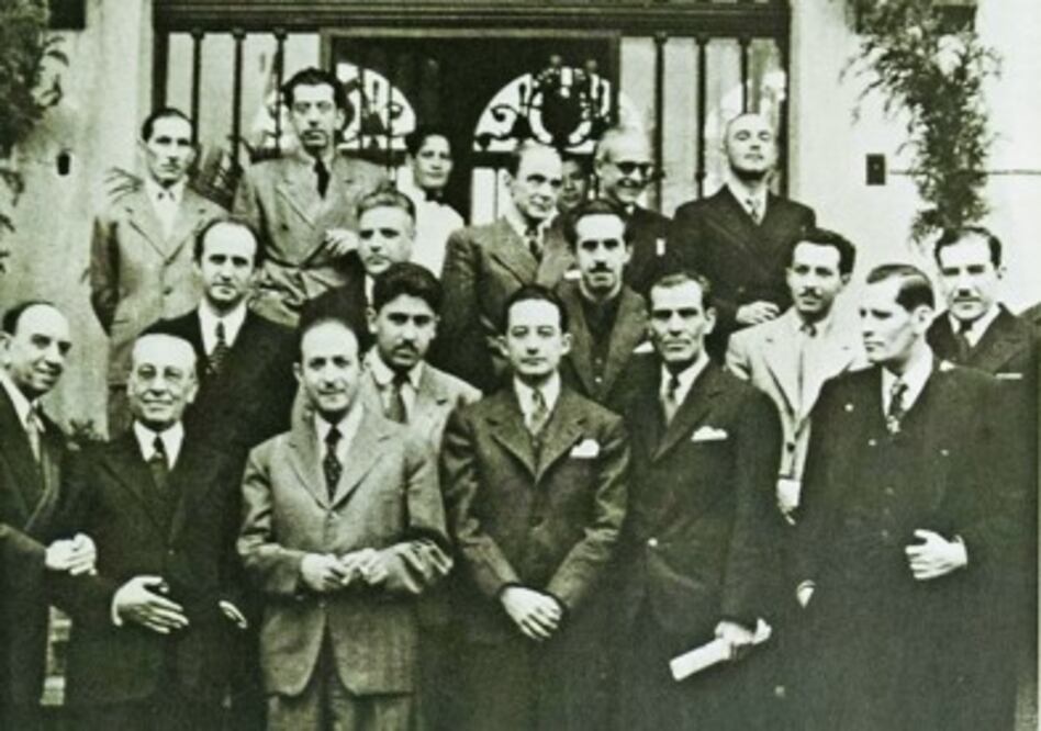 De izquierda
a derecha y de arriba a abajo: Eduardo Luquín, Carlos Orozco Romero,
Andrés Soler,
Carlos Pellicer,
Carlos Mendoza Carrasco, Celestino Gorostiza, Roberto Montenegro, Enrique González Martínez, Rafael Solana, Xavier Villaurrutia y Elías Nandino en las escaleras del Hotel Majestic, después de la comida con motivo de la celebración de la obra de teatro La Hiedra de Xavier Villaurrutia, 1942./ Autor no identificado