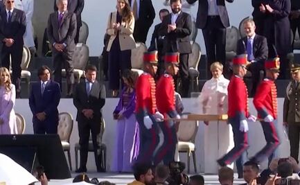 Critican a Felipe VI por sentarse cuando pasó la espada de Bolívar en Colombia