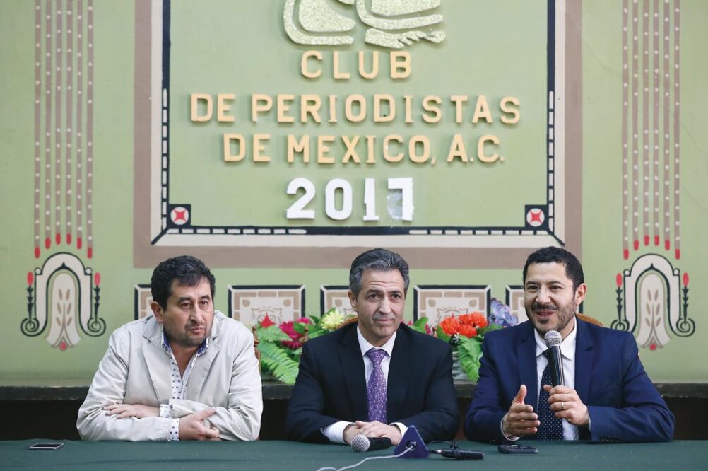 El coordinador del grupo parlamentario de Morena, César Cravioto; José Luis Beato, ex líder de la Coparmex local, y Martí Batres, ayer en conferencia (VALENTE ROSAS. EL UNIVERSAL)