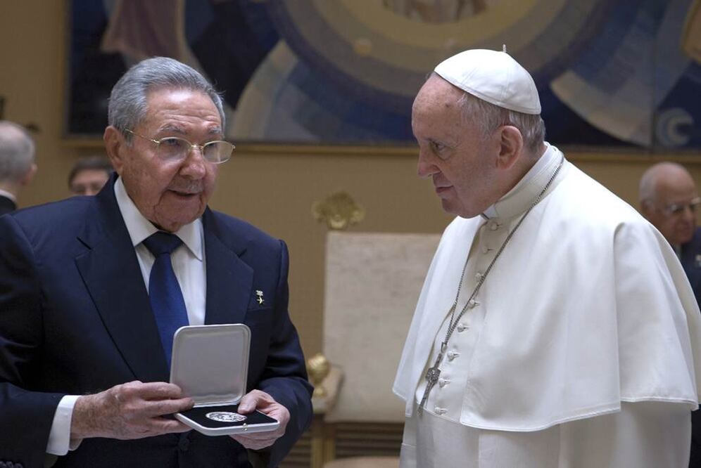 El papa Francisco entregó un presente al presidente cubano Raúl Castro, durante la reciente visita de este a la Ciudad del Vaticano