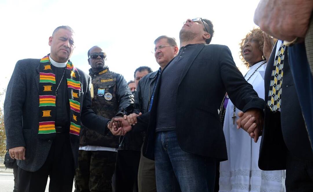 Un rosario se llevó a cabo en el lugar del tiroteo para orar por las almas de las víctimas del mismo (Foto: AP)