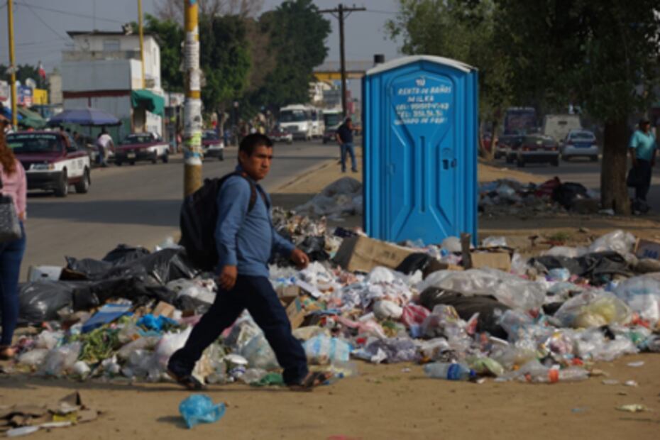 Paro de labores de sindicato de limpia llena de basura calles de Oaxaca