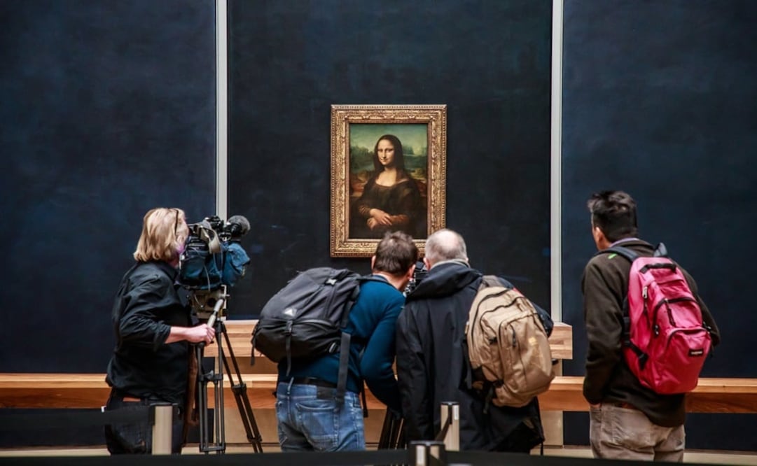 La obra más famosa de Leonardo da Vinci en su espacio renovado en el museo Louvre, en París. Foto: EFE/EPA/CHRISTOPHE PETIT TESSON
