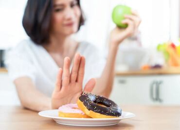 Así puedes controlar los antojos de dulces, según la ciencia