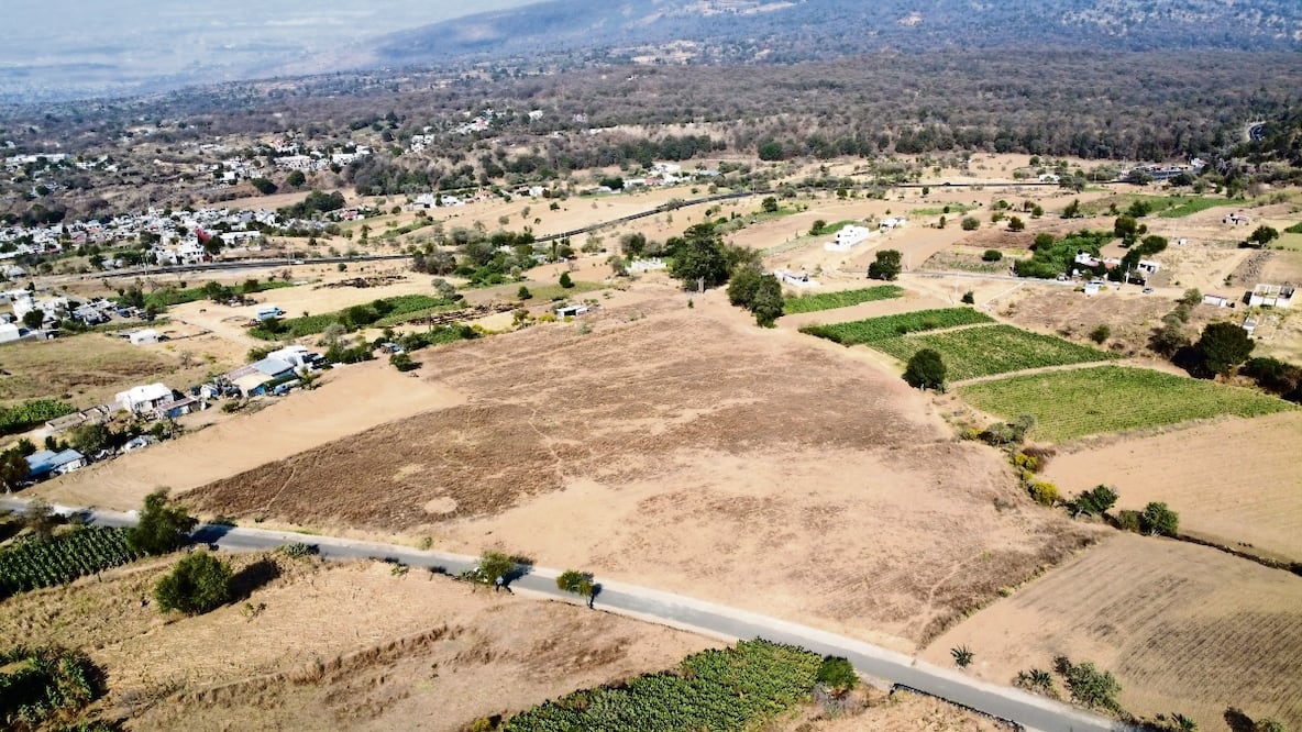 El terreno para la sede de la ULIM, ubicado en las inmediaciones de Santa Ana Tlacotenco, en la alcaldía de Milpa Alta, sigue sin maquinaria ni cimientos y está abandonado. Foto: de Diego Prado. El Universal
