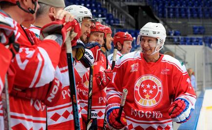 Putin vuelve a mostrar su talento en hockey