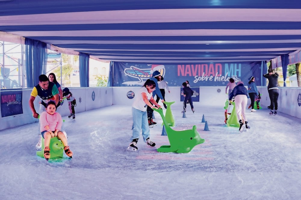 Niños y adultos disfrutaron la pista de hielo. Foto: Osmar Alvarado / EL UNIVERSAL