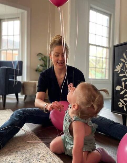 Amber Heard presume a Oonagh, su pequeña hija 