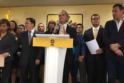 Asume Mancera liderazgo del PRD en el Senado; refrenda que no se afiliará