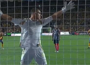 Nahuel Guzmán se burla de Sergio Ramos y le da la espalda; el español lo venció y pone adelante a Rayados de Monterrey