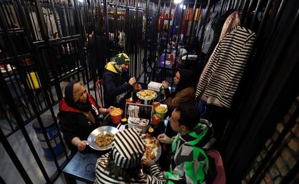 Celda 16: el restaurante que invita a comensales a cenar... ¡tras las rejas!