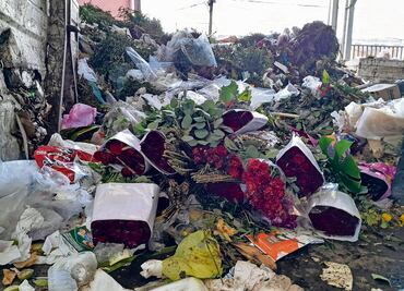 Floricultores tiran 40% de producción por cierre de autopista