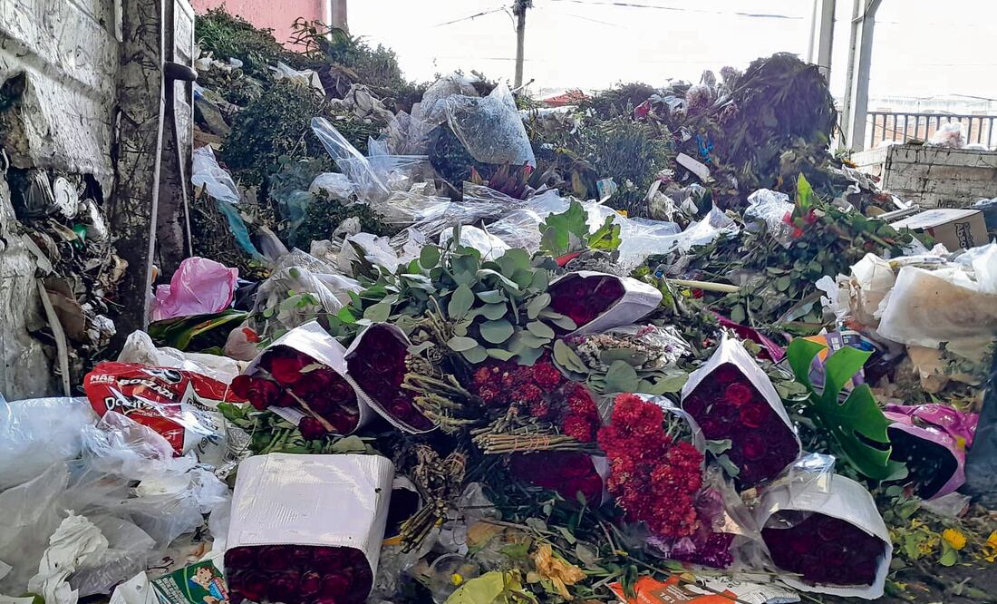 Los productores se ven obligados a tirar sus flores ante las bajas ventas. Foto Especial