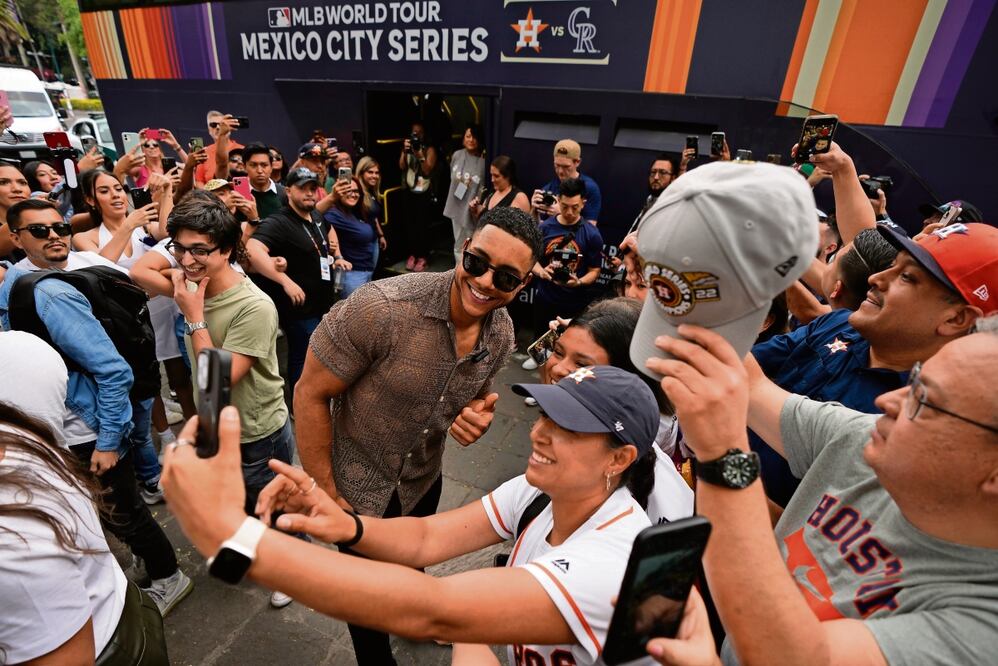 Jeremy Peña parador en corto de Houston, en convivio con los aficionados Foto Fernando Allano / AP