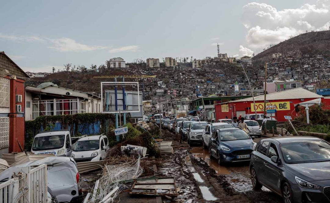 Coches detenidos en un atasco en Mamoudzou, Mayotte, el martes 19 de diciembre de 2024. Foto: AP