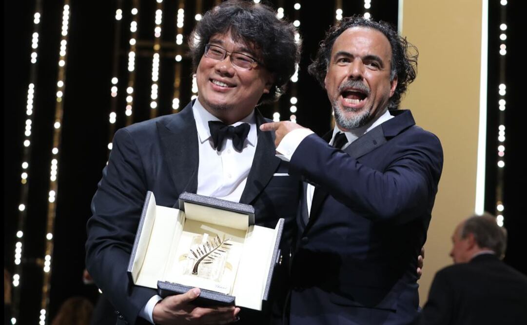 Bong Joon-Ho recibe la Palma de Oro de manos de Alejandro González Iñárritu Foto: AFP