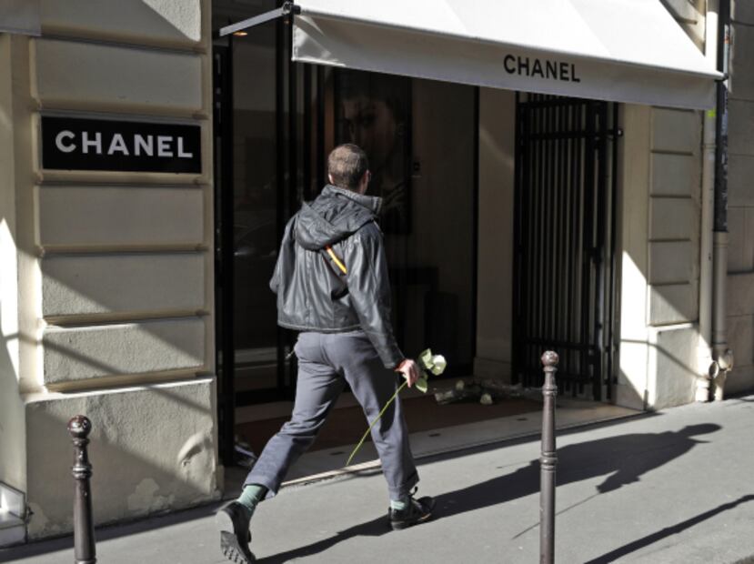 Seguidores de Karl Lagerfeld colocan flores en oficinas centrales de Chanel