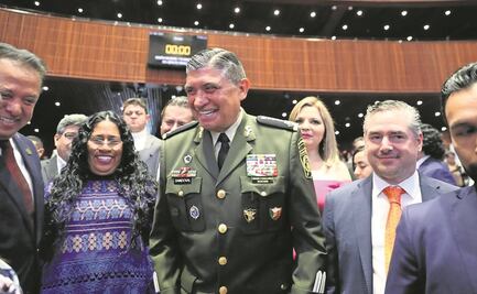 Entre apapachos, diputados festejan 110 años del Ejército