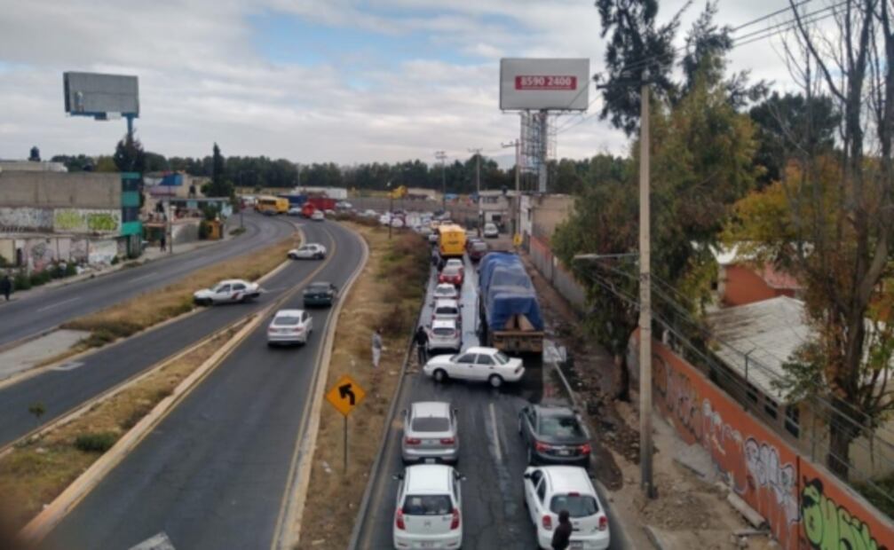 Bloquean calles de Ecatepec para exigir apertura de bares y restaurantes ante Covid-19
