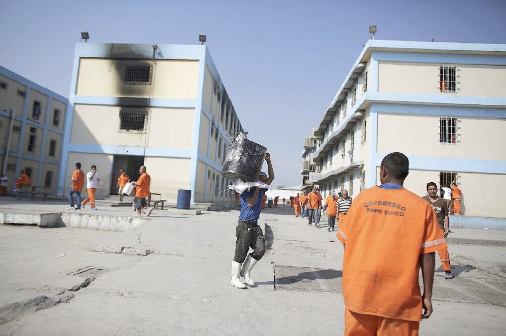 Internos del penal de Topo Chico realizan labores de limpieza en el centro carcelario, donde la semana pasada una gresca dejó 49 muertos. El gobernador de Nuevo León considera que esa prisión no debe estar en el sitio actual (DANIEL BECERRIL. REUTERS)
