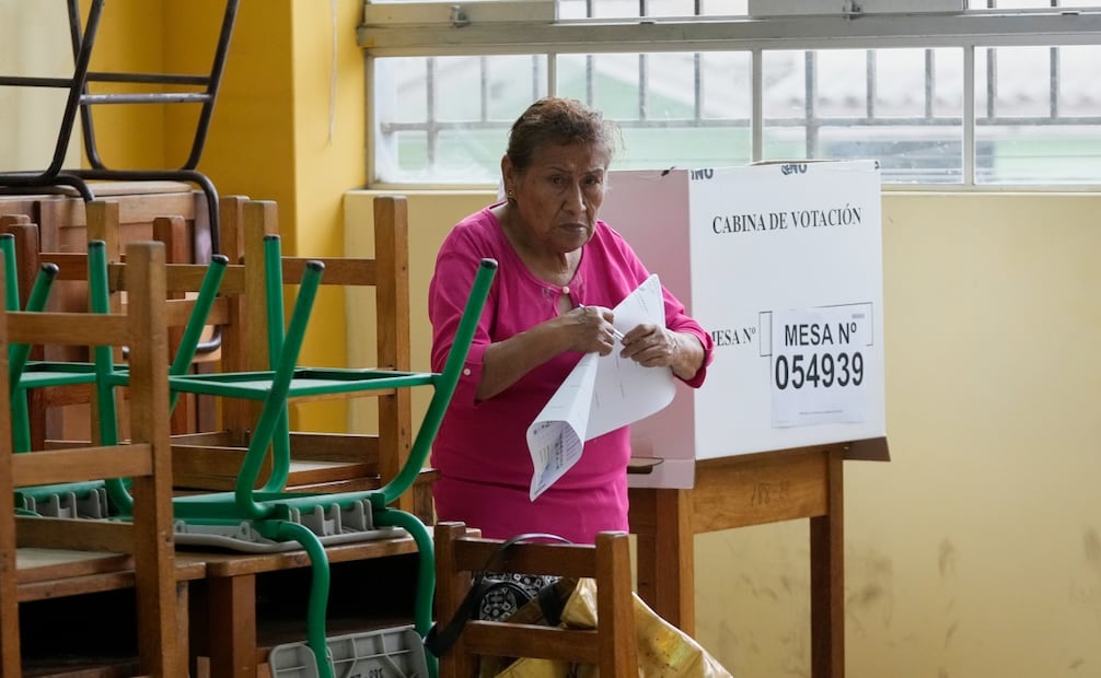 Mujer emite su voto en jornada marcada por retrasos y fallas logísticas. Foto: AP.