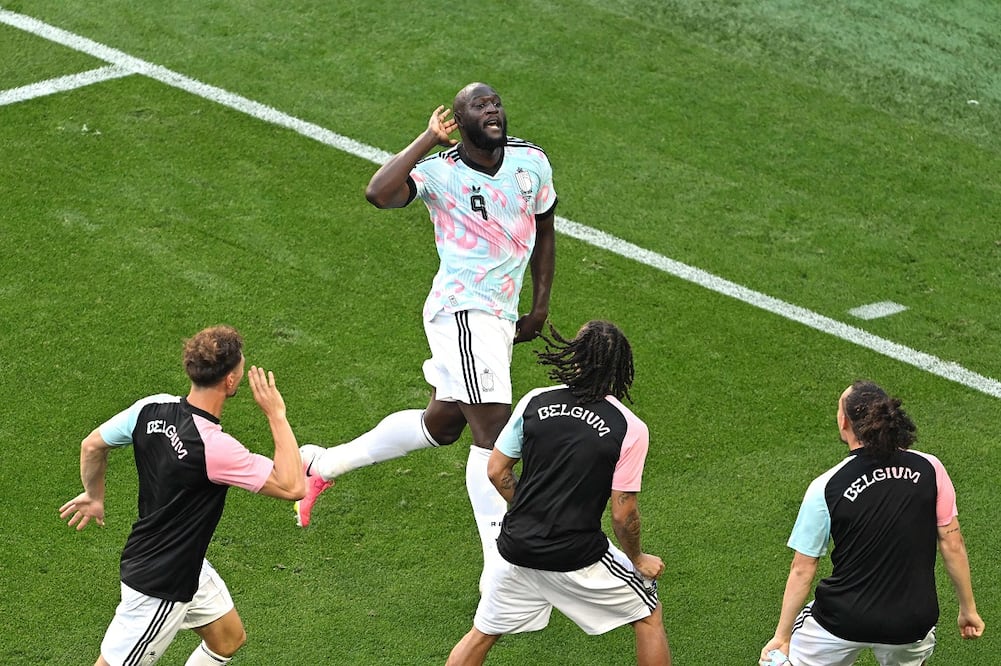 Romelu Lukaku celebra con sus compañeros, tras anotar un gol, durante el partido contra Estados Unidos, en el Mundial 2026, en Seattle. FOTO: AFP