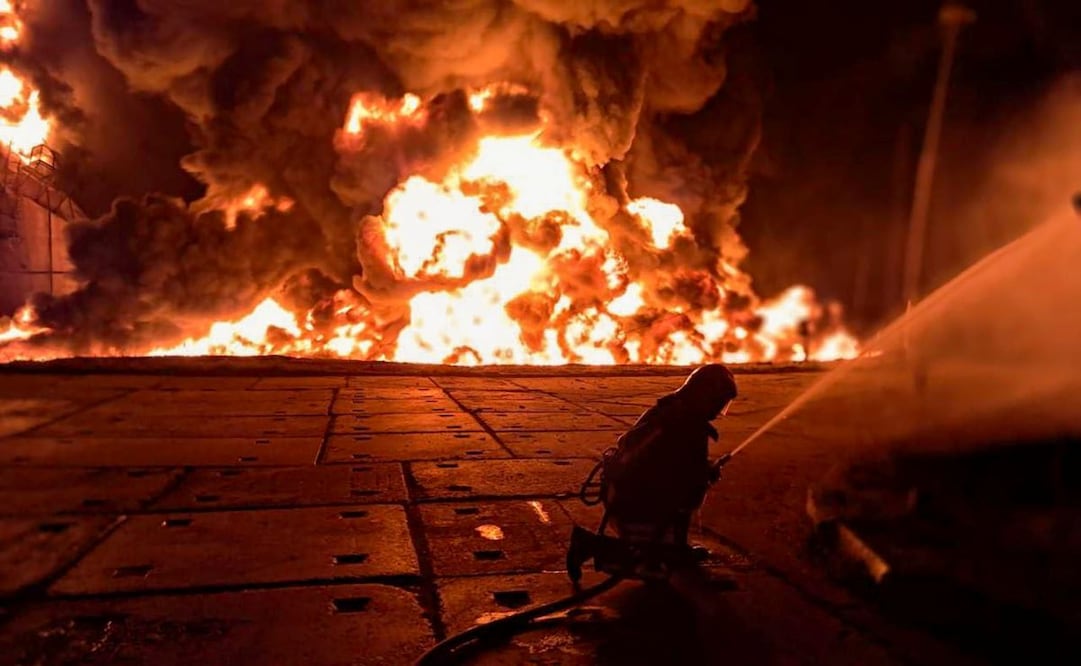 Una foto proporcionada por el Servicio Estatal de Emergencias muestra a rescatistas ucranianos trabajando en el lugar de un ataque ruso contra una instalación de infraestructura cerca de Odesa, Ucrania, el 18 de agosto de 2025 (publicada el 20 de agosto de 2025), en medio de la invasión rusa en curso. Al menos una persona resultó herida en un gran incendio en una instalación de infraestructura de combustible y energía, según el Servicio Estatal de Emergencias. (Rusia, Ucrania). Foto: EFE
