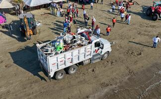 Previo a Semana Santa, retiran 40 toneladas de desechos de playa Villa del Mar en Veracruz; realizan jornada de descacharrización