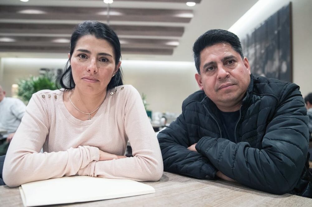 Lilia Romero y Julio Francisco Ricalde, padres de Liliana Carolina, estudiante de la Universidad del Valle de México, quien según un dictamen médico falleció al caer de un tercer piso de esa escuela el 26 de octubre del año pasado (CRISTOPHER ROGEL BLANQ)