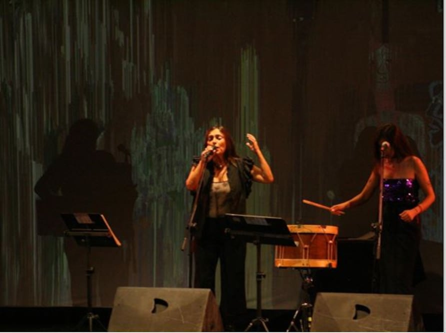 Javiera Parra, nieta de Violeta Parra, y su ensamble en el concierto que ofrecieron a principios de marzo en la Casa del Lago UNAM. (Foto: Julián Peralta)