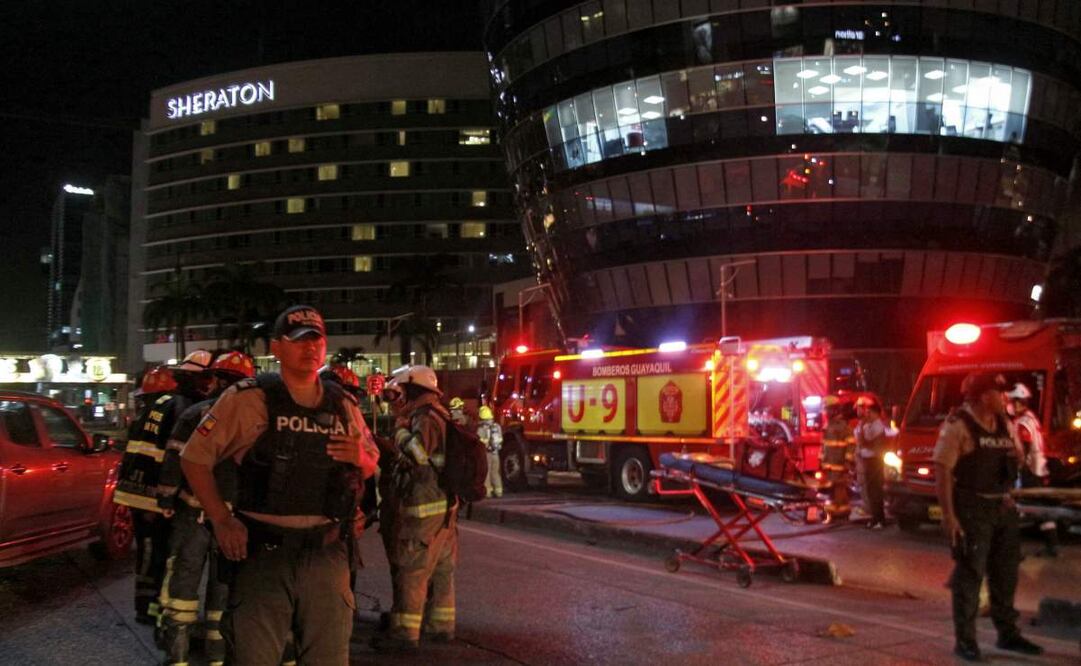 Policías y bomberos en el lugar donde explotó un presunto coche bomba frente a un centro comercial en el norte de Guayaquil, Ecuador, el 14 de octubre de 2025. Foto: AFP/Archivo
